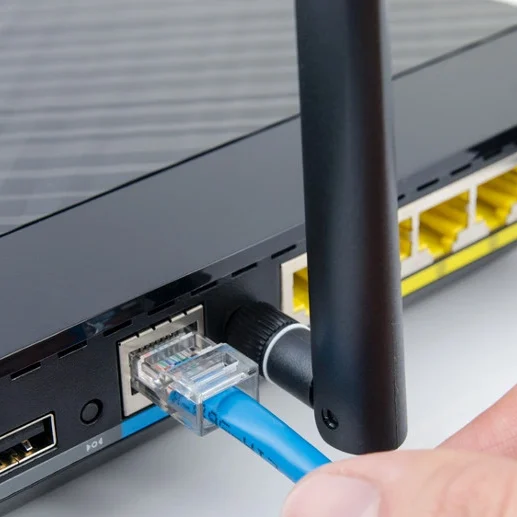 Router Netia z podłączanym kablem Ethernet, zapewniający szybkie i stabilne połączenie internetowe w domu lub biurze